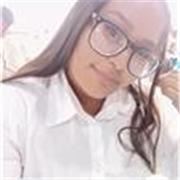 Profesora de español imparte clases a niños de primaria