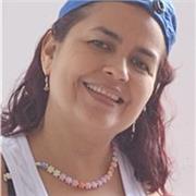 Profesora en el área de biología que imparte conocimiento a niños y jovenes