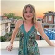 Studentessa universitaria con certificazione di lingua inglese livello C2 (CAE)