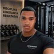 Entrenador personal experto en fitness, nutrición y desarrollo físico online para todos los niveles.