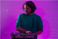Clases de dj, producción de podcast y streaming de audio