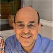 Profesor de Estado, titulado universitario con más de 30 años de servicio