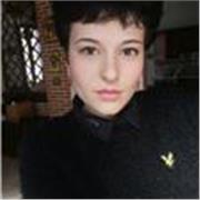 Ragazza laureata in lettere e scienze umanistiche da lezioni di ripetizione di letteratura italiana