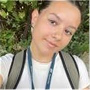 Estudiante con matrícula de honor en bachillerato de ciencias sociales, acostumbrada a tratar con niños y adolescentes.