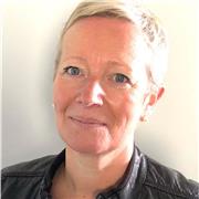 Madrelingua francese laureata in lingue straniere 
Ottimo inglese e italiano