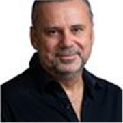 Tengo el título de Filología Hispánica y el de Profesor de Español para Extranjeros, así como experiencia pedagógica.