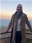 Giovane laureato impartisce lezioni di italiano per stranieri