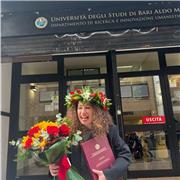 Docente di inglese e francese impartisce lezioni a ragazzi di scuola elementare, media e superiore