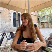 Soy una estudiante que doy clases particulares, o repaso y apoyo con sus tareas a alumnos de Primaria y hasta segundo de la ESO. Puedo dar clases de diferentes materias, tengo un titulo de frances y un B2 de ingles. Tambien puedo ayudar a organizar a los