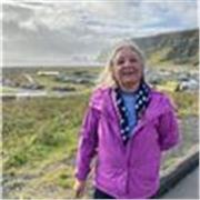 Profesora de inglés imparte clases de conversación para jóvenes y adultos