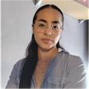 Profesora de inglés certificada con experiencia online, ayudando a desarrollar sus habilidades en un ámbito laboral o académico.