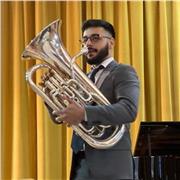 Maestro di musica, diplomato in Euphonium e diplomando in Musica d'Insieme per Fiati, offre lezioni a chiunque ami gli ottoni