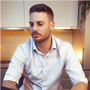 Laureato in psicologia con esperienza pluriennale all’estero