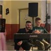 Professeur de musique passionné et expérimenté, j’enseigne aux enfants, adolescents et adultes 