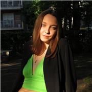 Studentessa di Mediazione Linguistica al terzo anno impartisce lezione di lingua francese, inglese e italiano per stranieri