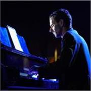 Soy pianista, director de orquesta y director de coros. Ofrezco clases presenciales de piano y lenguaje musical. También online.
