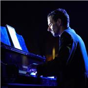 Soy pianista, director de orquesta y director de coros. Ofrezco clases presenciales de piano y lenguaje musical. También online.