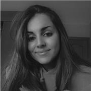 Profesora que imparte clases de Lengua Castellana y Literatura además de otras materias como matemáticas, ciencias y música a niños de todas las edade