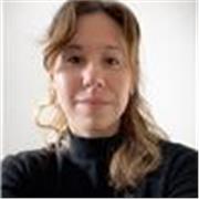 Soy una profesora de francés dinámica de 34 años. Cada una de mis clases se centra en un tema basado en los intereses del alumno. 