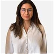 Profesional del área STEM imparte clases de matemáticas para escolares, universitarios y PAES