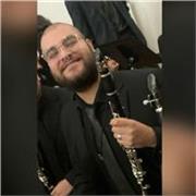 Interprete en clarinete da clases de teoría musical y clarinete