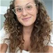 Studentessa universitaria che offre ripetizioni