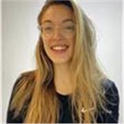 Profesora titulada en diseño gráfico y técnicas de impresión. Experiencia con alumnos de la Universidad Elisava.