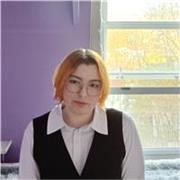 Chica responsable con mucha mano para los niños.