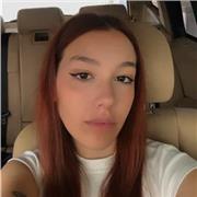 Profesora de arte, dibujo y pintura encantada con los niños de todas edades