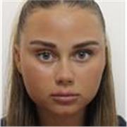 Profesora de inglés imparte clases a niños de todas las edades