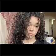 Jeune femme de 21 ans motivée a faire les devoirs avec les plus jeunes.