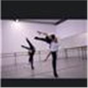Clase de danza y movimiento saludable para adultos y niños, presenciales o online. Idiomas ingles, italiano y español. Grado en danza, certificada monitora de yoga y pilates