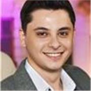 Deutsch-Trainer mit Zertifikat, der Kinder bei Hausaufgaben und Sprachproblemen unterstützt