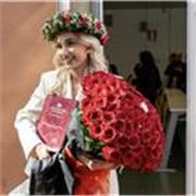 Diplomata al liceo classico e laureata in scienze della comunicazione. 