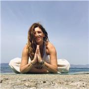 Profesora titulada en yoga. La práctica que más disfruto es vinyasa yoga. Y puede estar dirigida a todas las edades.