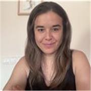 Profesora licenciada en Dirección escénica, formada en pedagogía y con experiencia docente con niños y adolescentes.