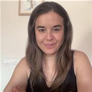 Profesora licenciada en Dirección escénica, formada en pedagogía y con experiencia docente con niños y adolescentes.