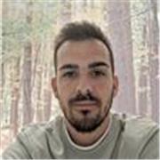 Profesor imparte clases de asignaturas numéricas como Matemáticas, Física, Química, etc