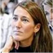 Profesora imparte clase de español para todas las edades