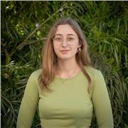 Profesora con grado universitario en Biomedicina y años de experiencia dando clase de mates, física, química, biología e inglés