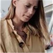 Professoressa della scuola secondaria di primo grado impartisce lezione di letteratura italiana