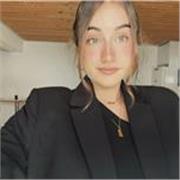 Soy una persona atenta, me gusta ayudar y enseñar, voy a clases de inglés desde los 6 años y he estudiado fuera en verano.