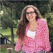 Studentessa impartisce lezioni multidisciplinari