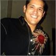 Profesor de español imparte clases a jovenes y adultos