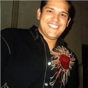 Profesor de español imparte clases a jovenes y adultos