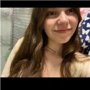 Estudiante de violín da clases para principiantes o inexpertos