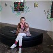 motosierra, pintura, cerámica - todo lo que pide tu corazón! Soy artista libre y licenciada en bellas artes y educacion. 