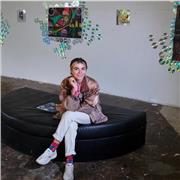 motosierra, pintura, cerámica - todo lo que pide tu corazón! Soy artista libre y licenciada en bellas artes y educacion.