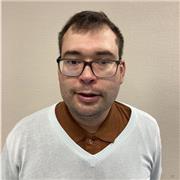 Profesor imparte clases de Geografía, Historia, Lengua y Literatura