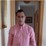 Entrenador con dos meses de entrenamiento en tacticas de juego y estrategia, entrenando a un equipo rural en un torneo de verano